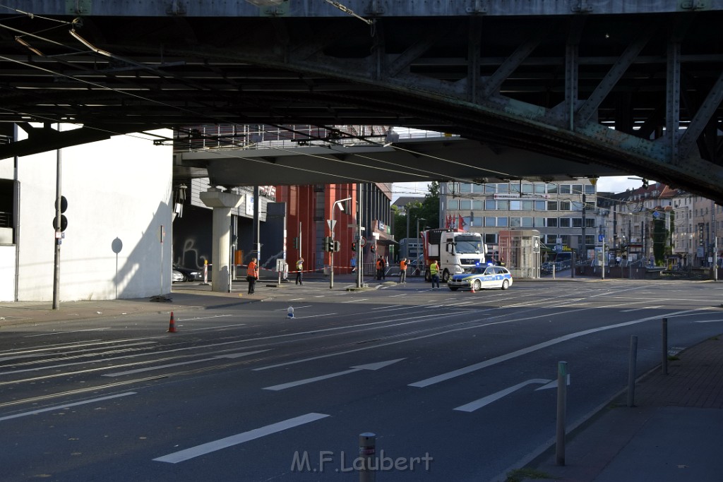 LKW blieb unter Bruecke haengen Koeln Deutz Opladenerstr Deutz Muelheimerstr P173.JPG - Miklos Laubert